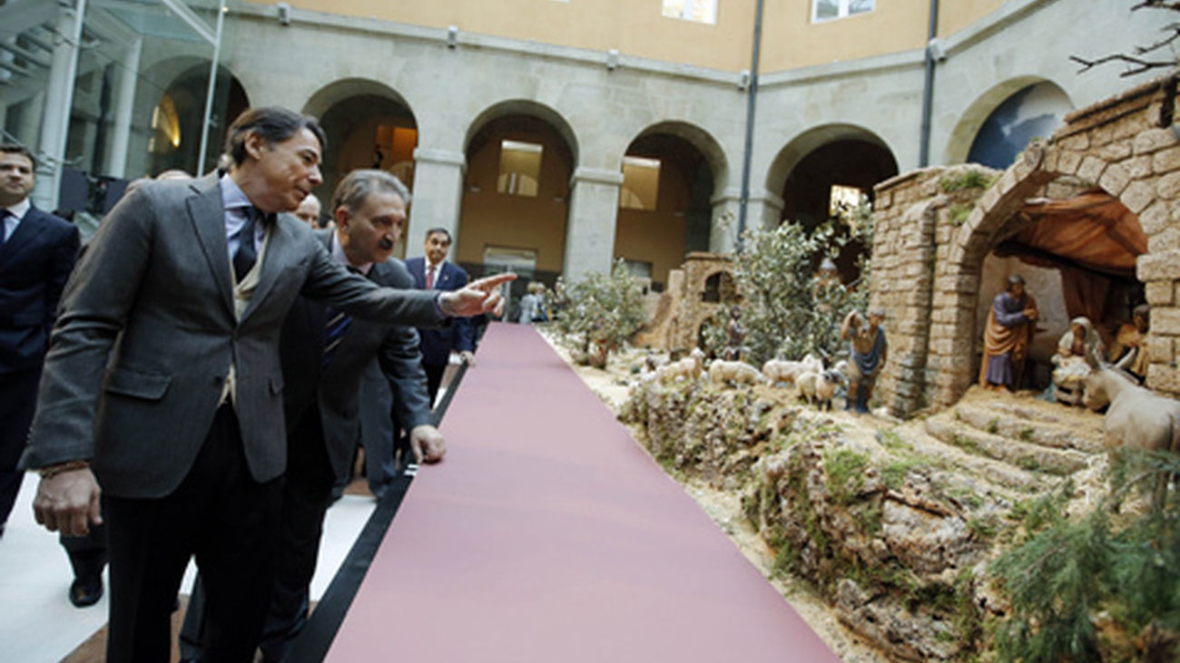 González inaugura el belén de la Comunidad, inspirado en paisajes de España