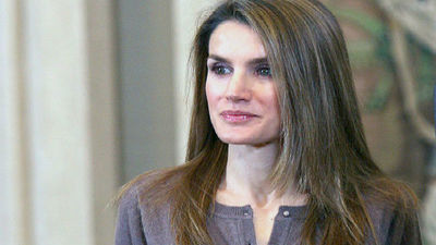 Doña Letizia expresa su admiración por la "magia" de la moda