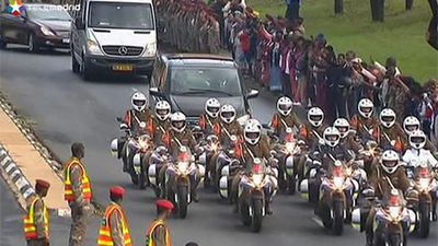 Familiares, líderes y ciudadanos desfilan ante el féretro de Mandela