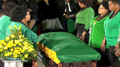 El cuerpo de Mandela, recibido con júbilo en su aldea, Qunu