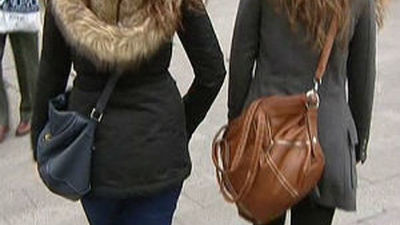 Los bolsos deben ir cerrados y sujetos por delante