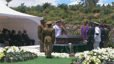 Nelson Mandela recibe sepultura en Qunu