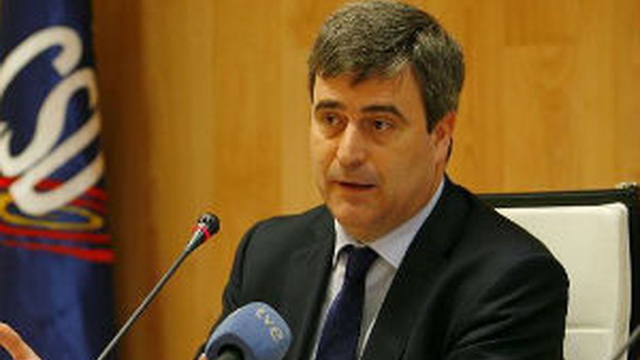 Cardenal cuestiona el expediente al fútbol español y Almunia se defiende