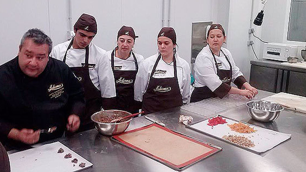 Justo Almendrote imparte clase en la Escuela de Hostelería de Madrid