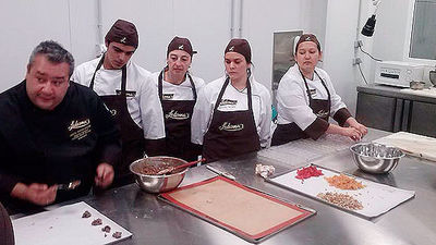 El pinteño Justo Almendrote, a por el turrón más largo del mundo