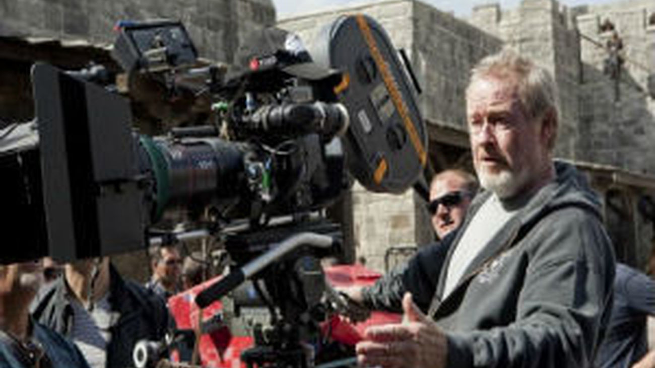Ridley Scott visita la base militar de las FAMET para su próxima película