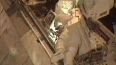 Concluye con éxito la primera salida espacial para reparar la avería