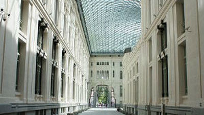 Cibeles inaugura la pista de hielo de la Galería de Cristal