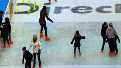 Los madrileños disfrutan de la pista de hielo del palacio de Cibeles