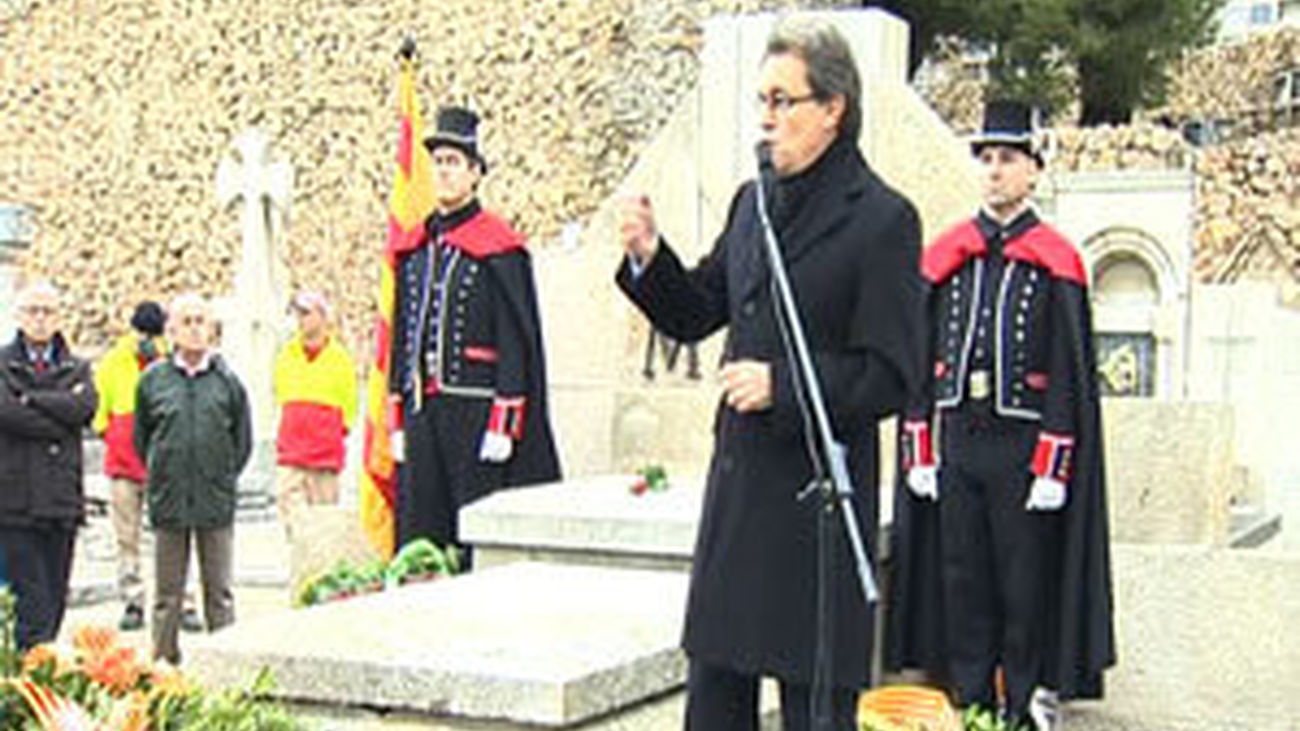 Artur Mas ante la tumba de Francesc Maciá