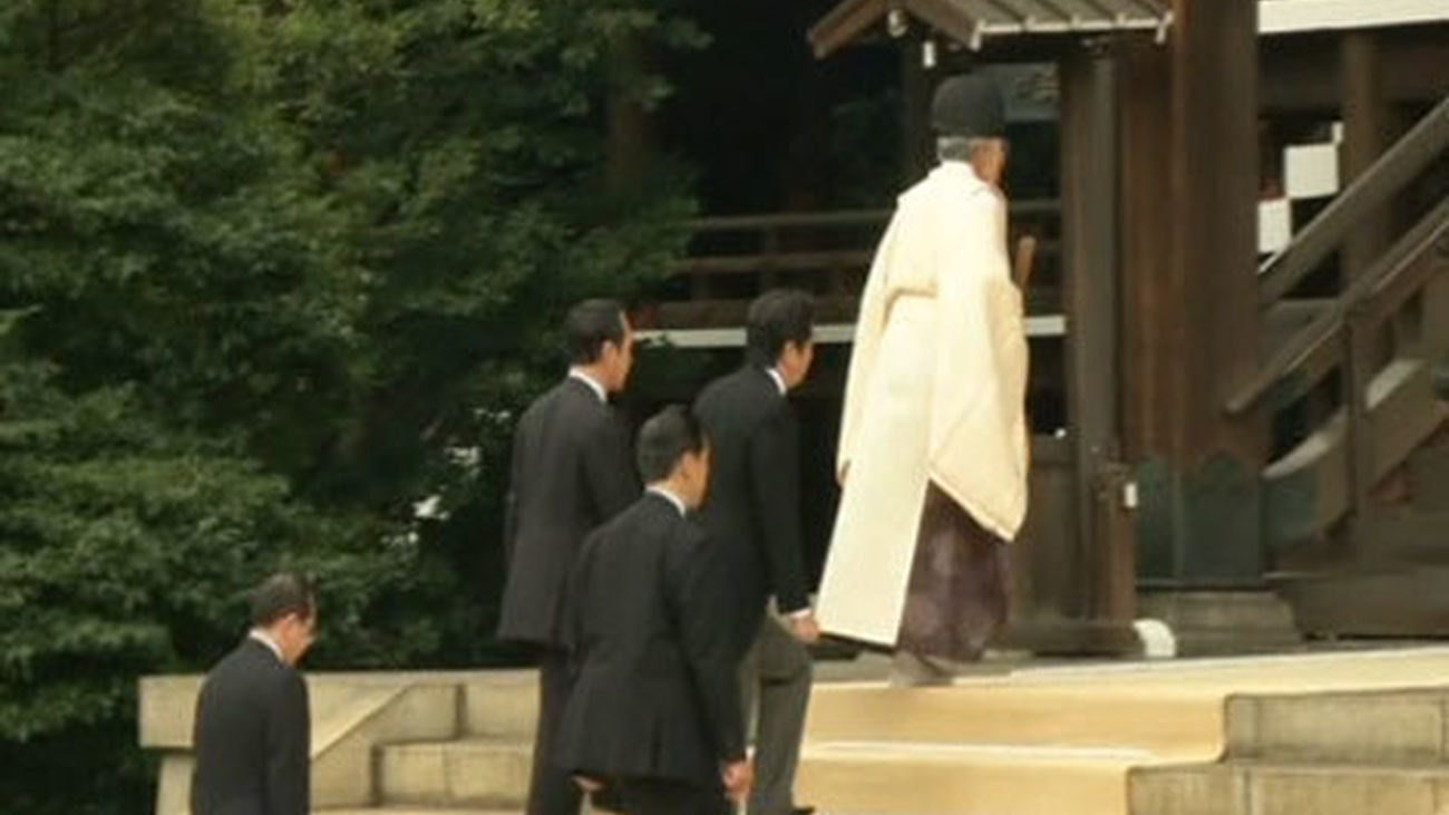 El primer ministro japonés, Shinzo Abe, en el santuario Yasukuni