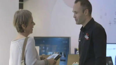 Iniesta, dependiente por un día en una tienda de móviles