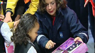 Botella reparte juguetes con los Reyes Magos en un centro de acogida