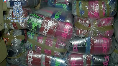 99 detenidos en una operación contra una red que vendía ropa falsa hecha en Portugal