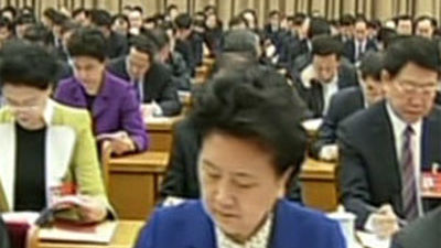 China pone fin a los campos de reeducación y relaja la ley del hijo único