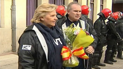 Cientos de representantes de AVT homenajean a las víctimas de ETA en Arrasate