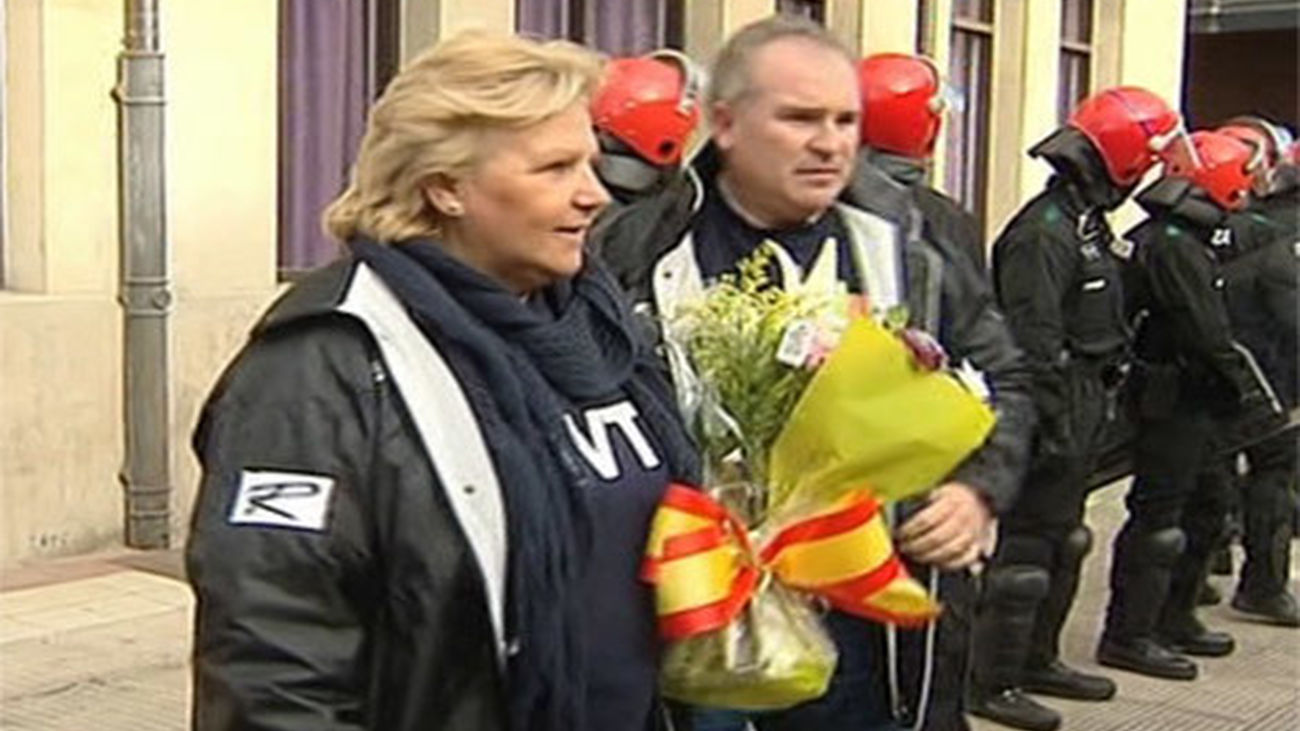 Cientos de representantes de AVT homenajean a las víctimas de ETA en Arrasate