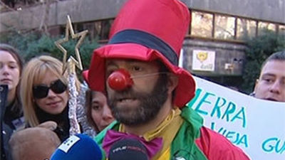 Activistas Provida festejan la "ley Gallardón" ante un centro antiabortista de Madrid