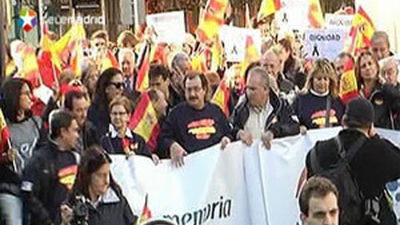 Gritos contra la AVT: "Los nuestros en la calle, los vuestros en el hoyo"