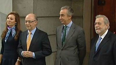 Hacienda insta a los altos directivos públicos a viajar en turista y transporte público