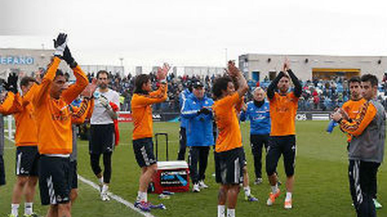 Baño de multitudes en el último entrenamiento del año del Real Madrid