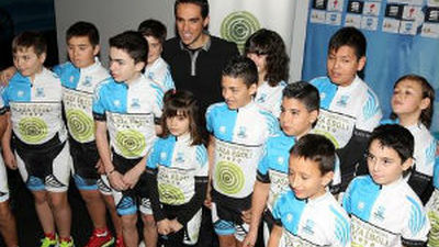 Contador presenta su escuela de ciclismo para niños de 8 a 14 años