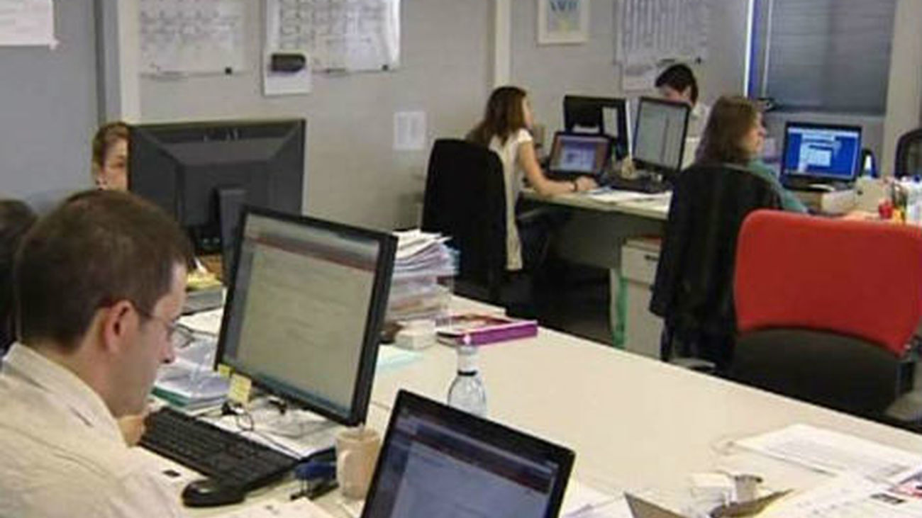 Trabajadores en sus puestos de trabajo