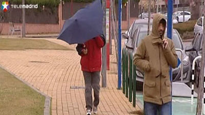 El viento y la lluvia provocan 145 intervenciones de los bomberos en la capital