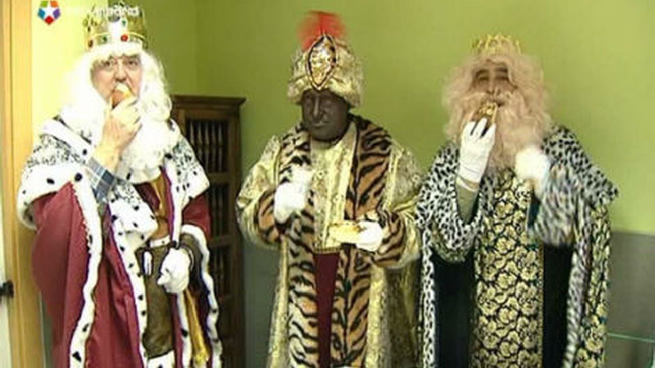 Policías y el consejero Fermosel, pajes en la visita real a niños tutelados