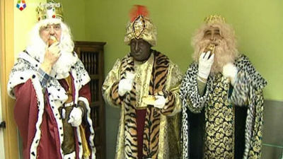 Policías y el consejero Fermosel, pajes en la visita real a niños tutelados