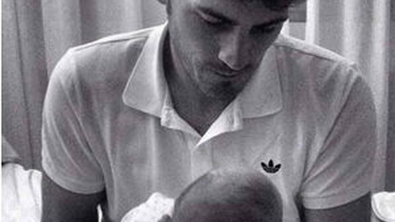 Casillas posa con su hijo, "bienvenido a mi mundo, Martín"