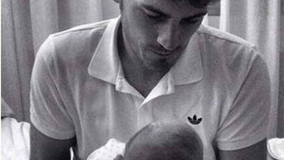 Casillas posa con su hijo, "bienvenido a mi mundo, Martín"