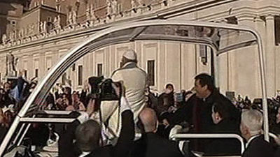 El Papa invita a un sacerdote amigo a recorrer  en papamóvil la Plaza de San Pedro