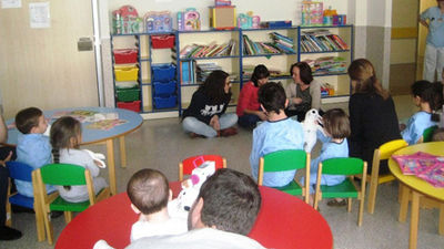 Los niños ingresados en el Infanta Leonor reciben peluches y libros donados por IKEA