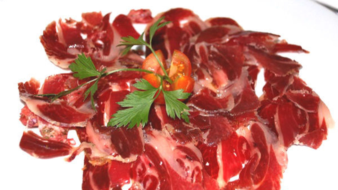 El gobierno coloca etiquetas de colores a los jamones ibéricos para identificarlos