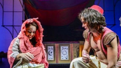 Aladín aterriza en alfombra voladora sobre el Teatro Nuevo Apolo