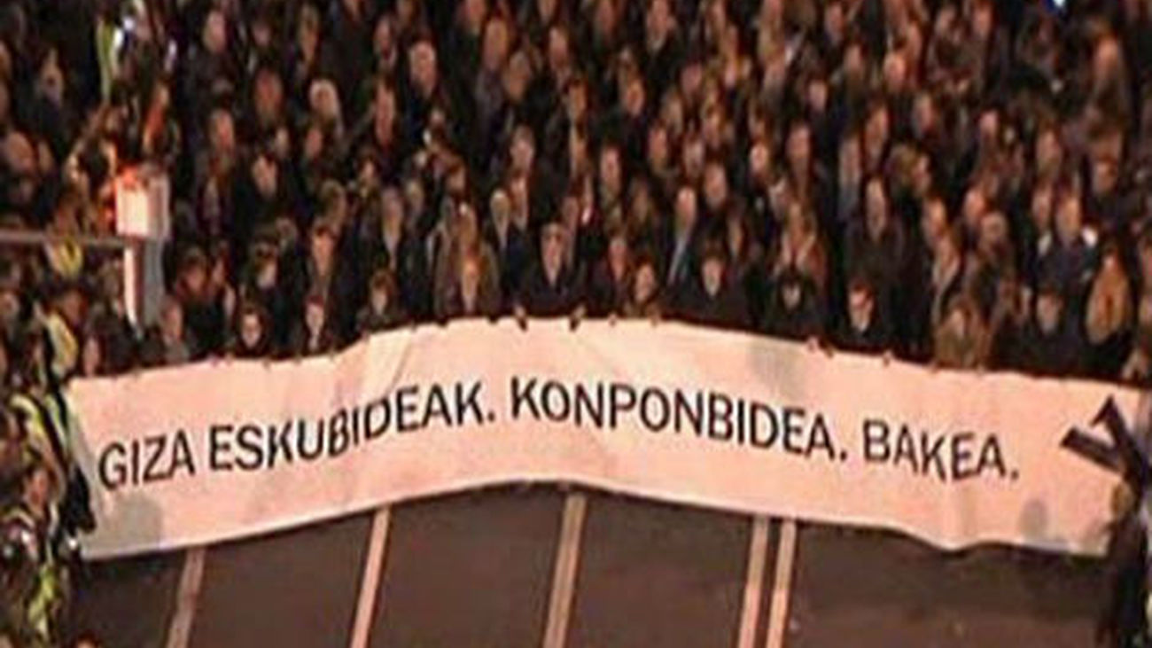 Cabecera y pancarta de la protesta proetarra en Bilbao