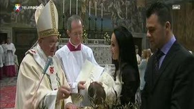 Francisco bautizó a 32 niños y recordó que la fe es la herencia más bella