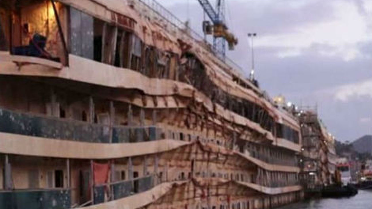 Costa Concordia flotando
