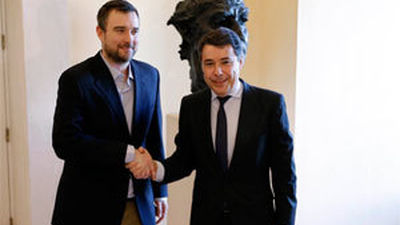 González desea suerte para los Oscar a Esteban Crespo