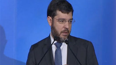 Industria dice que la luz ha bajado en 2013 para las familias y la industria