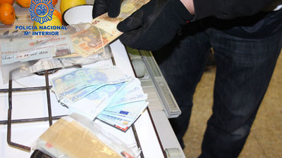 Detienen a un individuo que elaboraba billetes falsos de 20 y 50 euros de forma artesanal