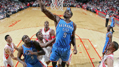 Ibaka y Durant hacen posible la remontada de los Thunder