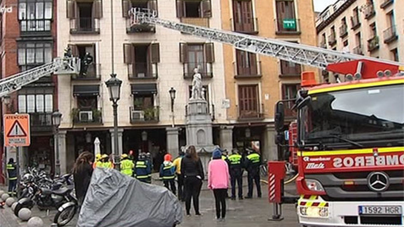 Un fallecido y cinco intoxicados leves en un incendio en la Plaza de la Provincia