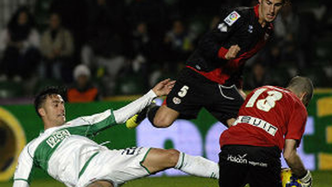 2-0. El Elche se quedó con tres puntos clave ante un Rayo en inferioridad