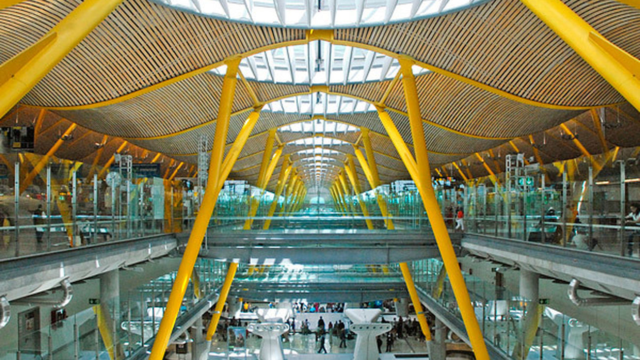 Detenido en Barajas por tratar de introducir  120 paquetes de coca adosados al cuerpo