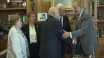 El Rey comparte recuerdos con sus escoltas de la infancia en Las Jarillas