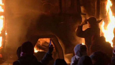 Cientos de manifestantes prosiguen enfrentamientos con la policía en Kiev