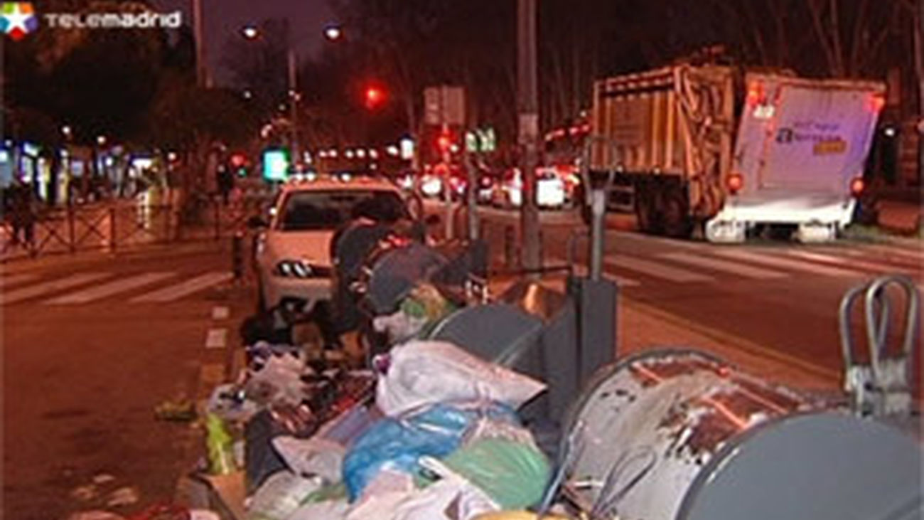 Los camiones de basura de Alcorcón salen con escolta policial sin incidentes