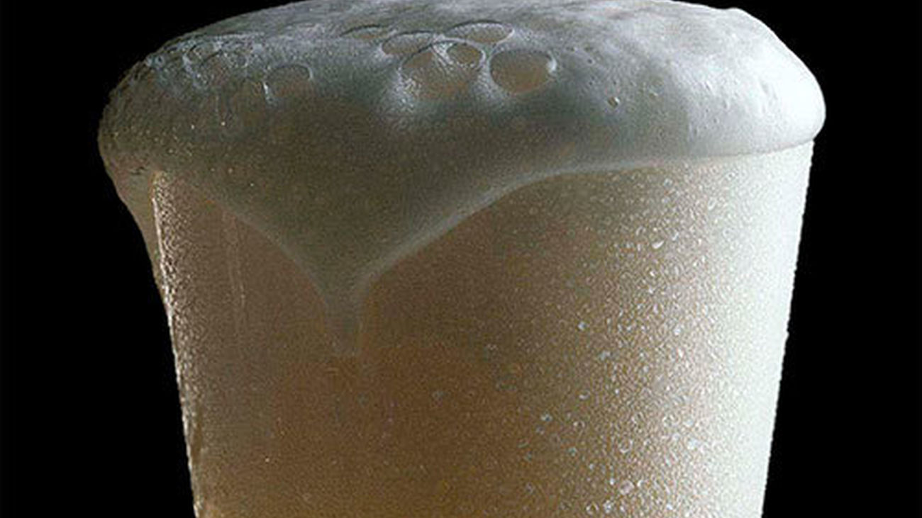 ¿Por qué se desborda una cerveza?